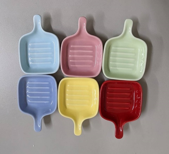 陶瓷食盆-迷你烤盤造形(特價59元)顏色隨機出貨(亮色系)